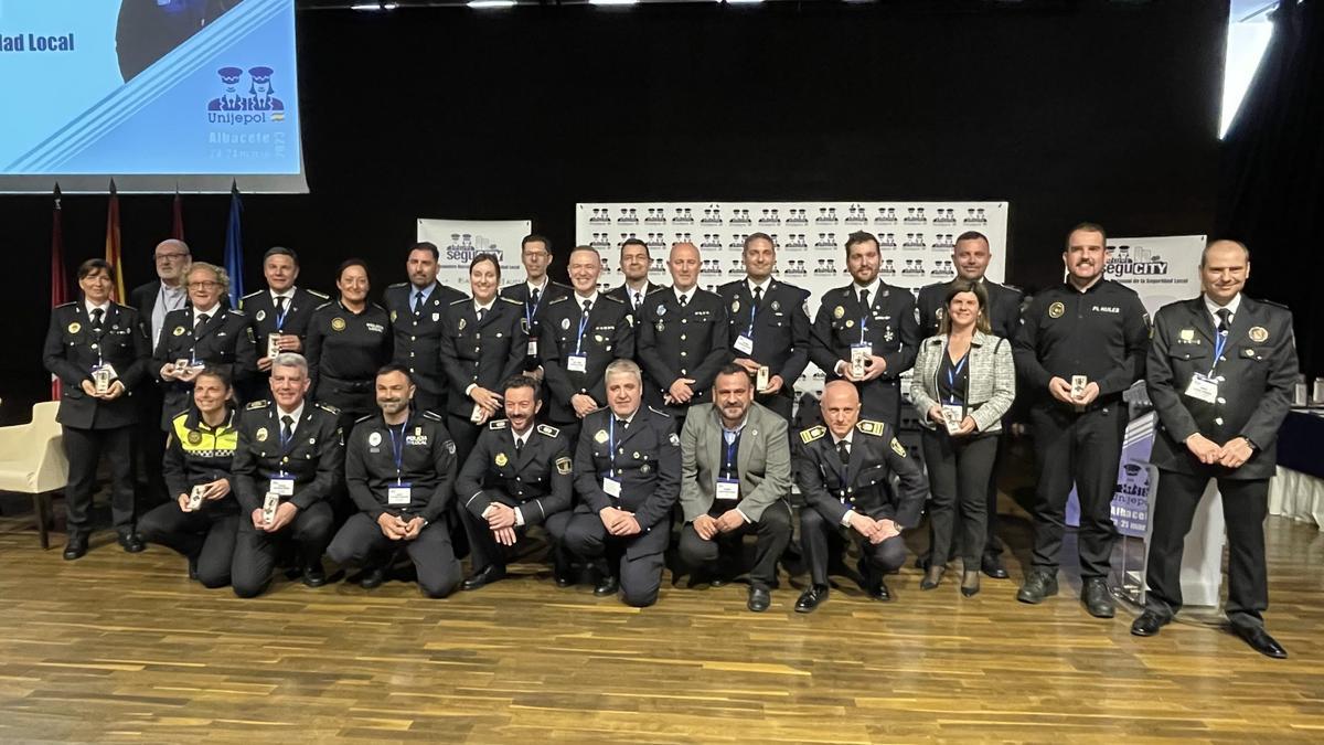 Foto de familia de todos los agentes a los que premiaron.