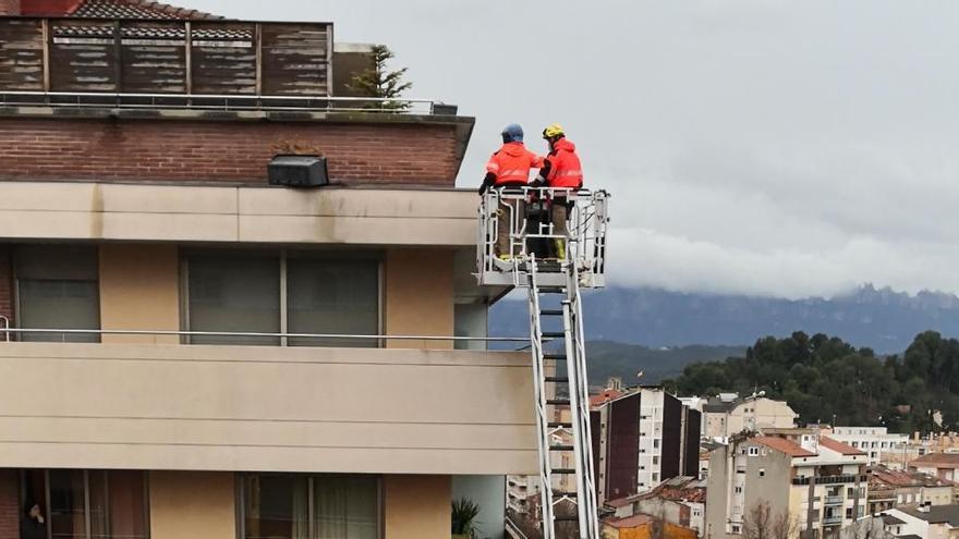 Bombers retiren una torreta que estava a punt de caure pel fort vent a la cantonada Valentí Almirall amb Abat Oliba, a Manresa