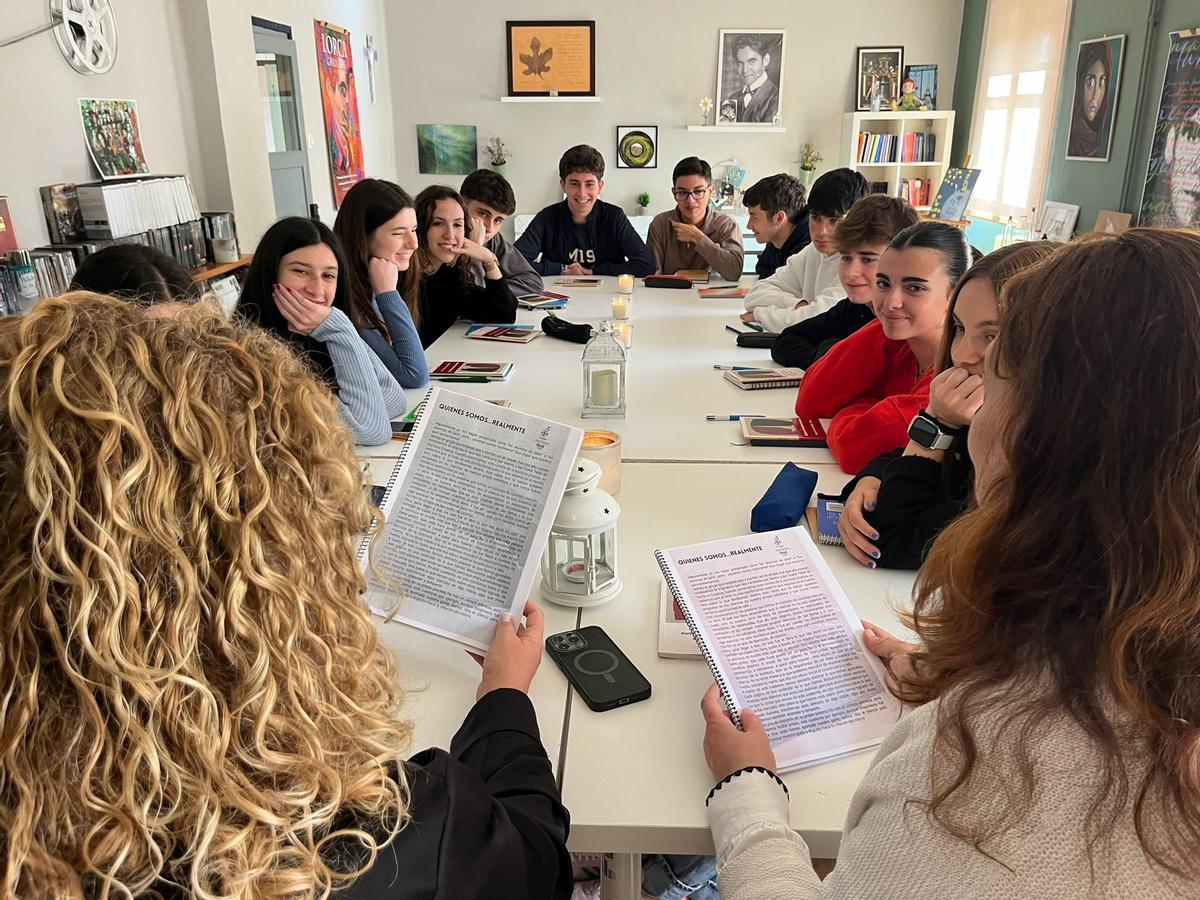 Alumnos del centro, en una de las sesiones del Taller de escritura creativa, con Sara Bárcena y María Jesús Mena, de espaldas.