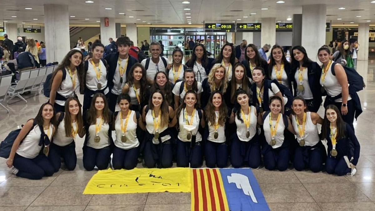 L’expedició del CPA Olot ahir a la tarda després d’arribar a l’aeroport d’El Prat amb el seu títol de campió del món.