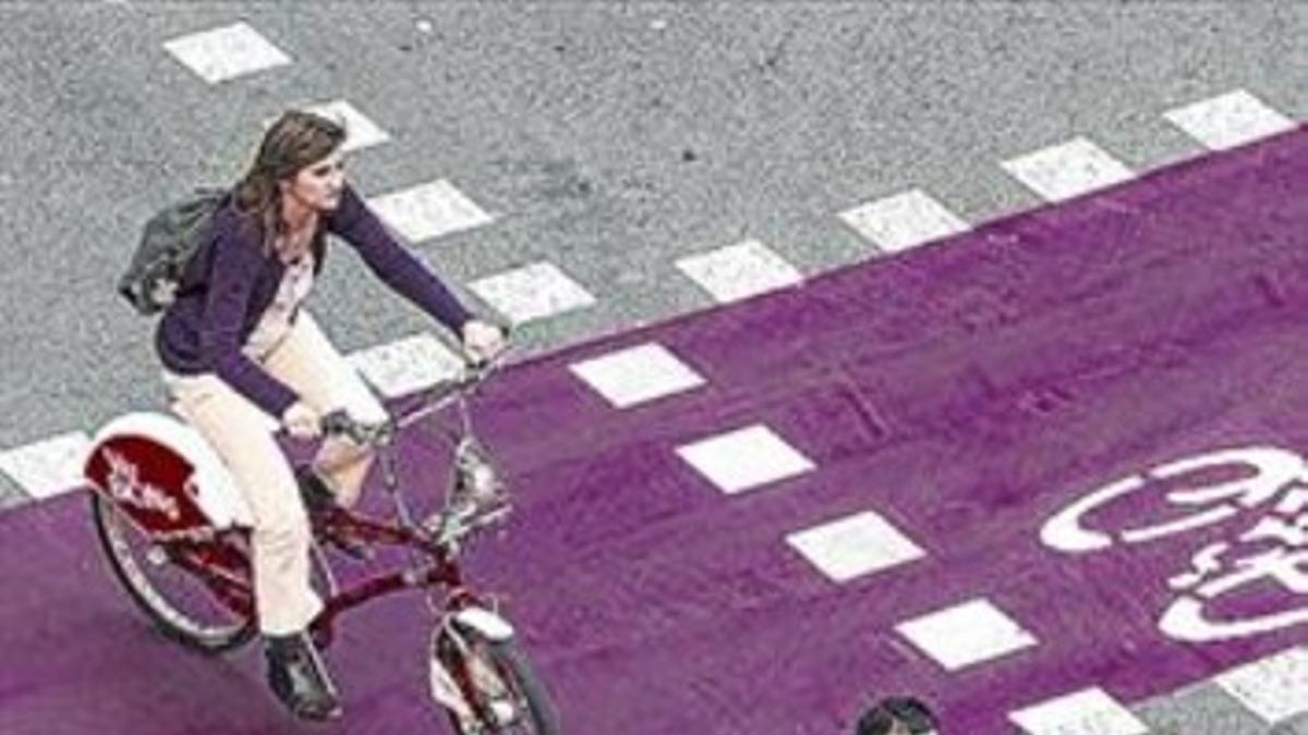 Sano pedaleo. Dos ciclistas circulan por un carril bici en el centro de Barcelona.