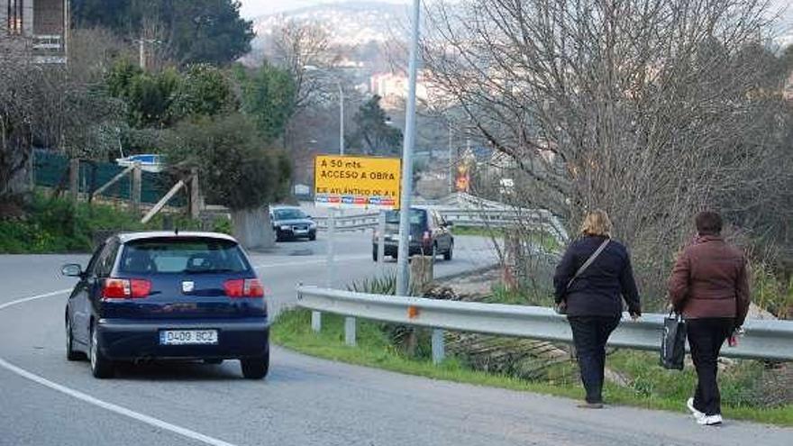 Tramo de la N-555 en Negros, donde los vecinos reclaman aceras. // Faro