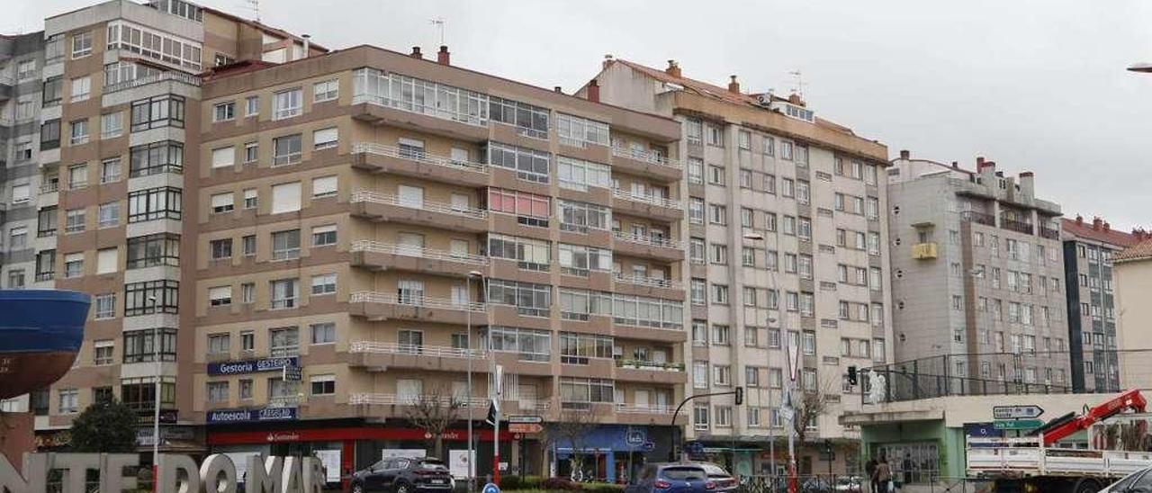 Bloques de viviendas residenciales en Coia, uno de los barrios de la ciudad con mayores carencias de accesibilidad. // Alba Villar