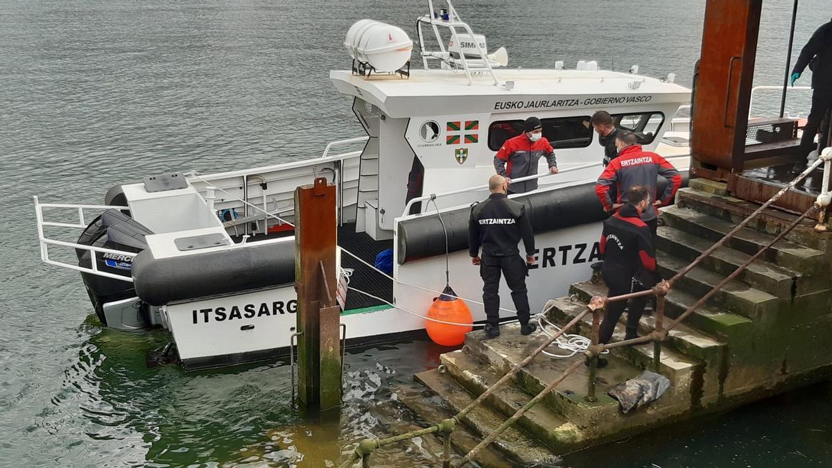 Agentes de la Ertzaintza tras descubrir más restos humanos en la ría.