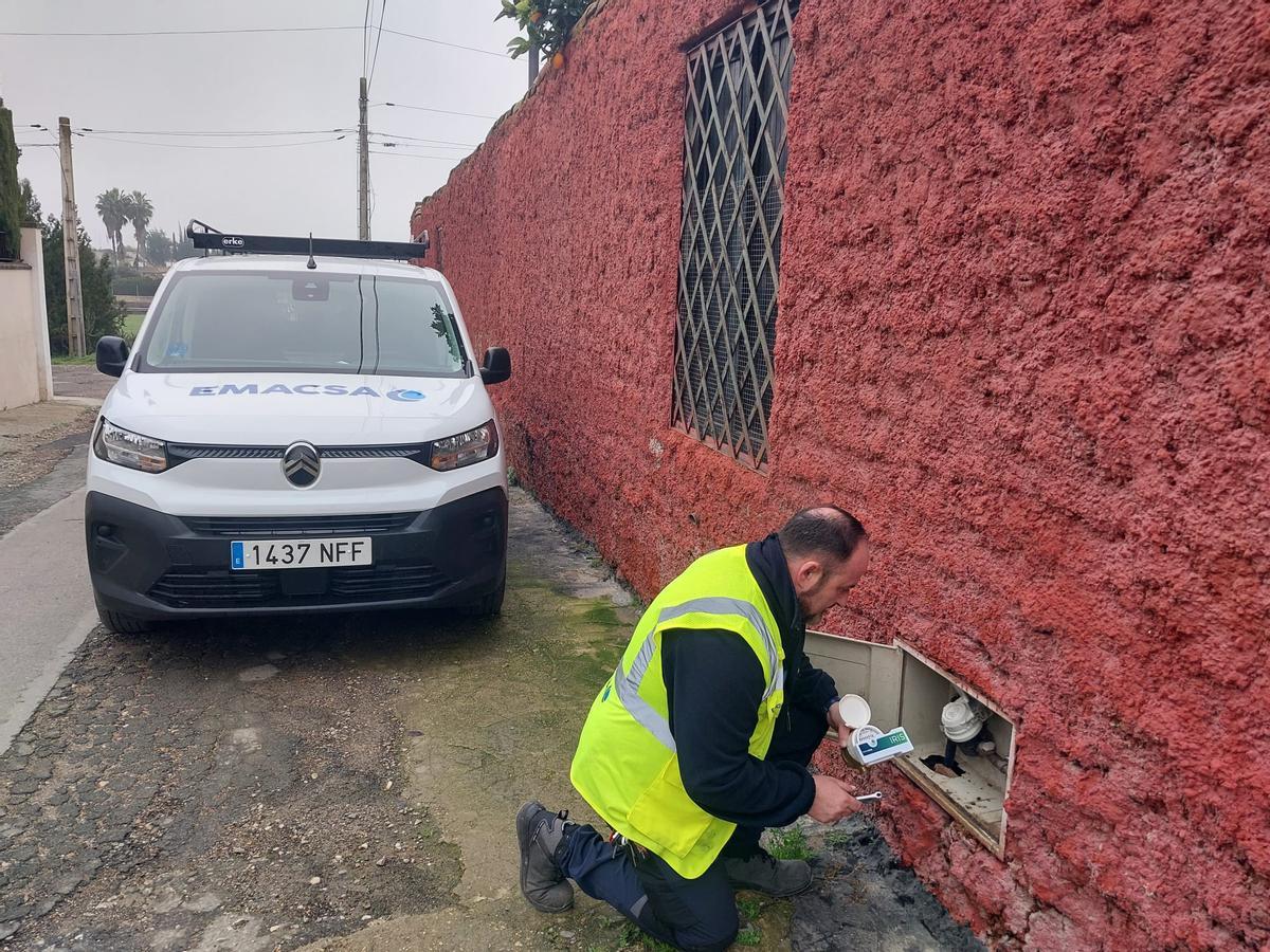 Un operario de Emacsa instala un contador inteligente.