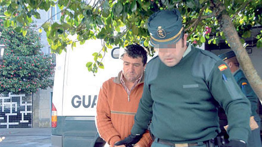 La Guardia Civil conduce a José Torrado, esposado, al juzgado de Caldas de Reis.