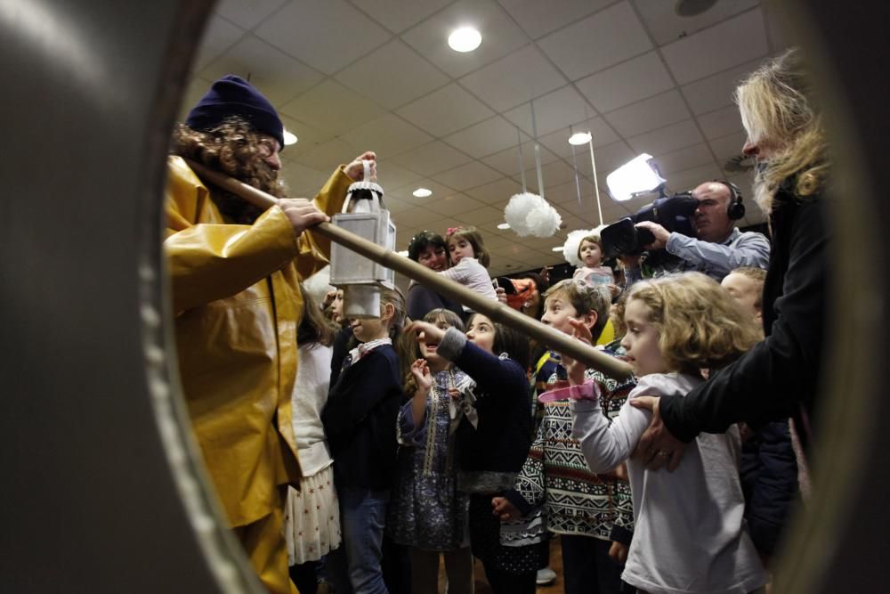 El angulero recoge cartas de los niños en el Acuario de Gijón