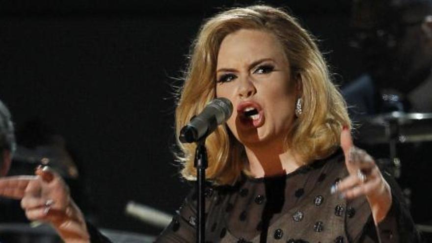 Adele interpreta uno de sus temas.