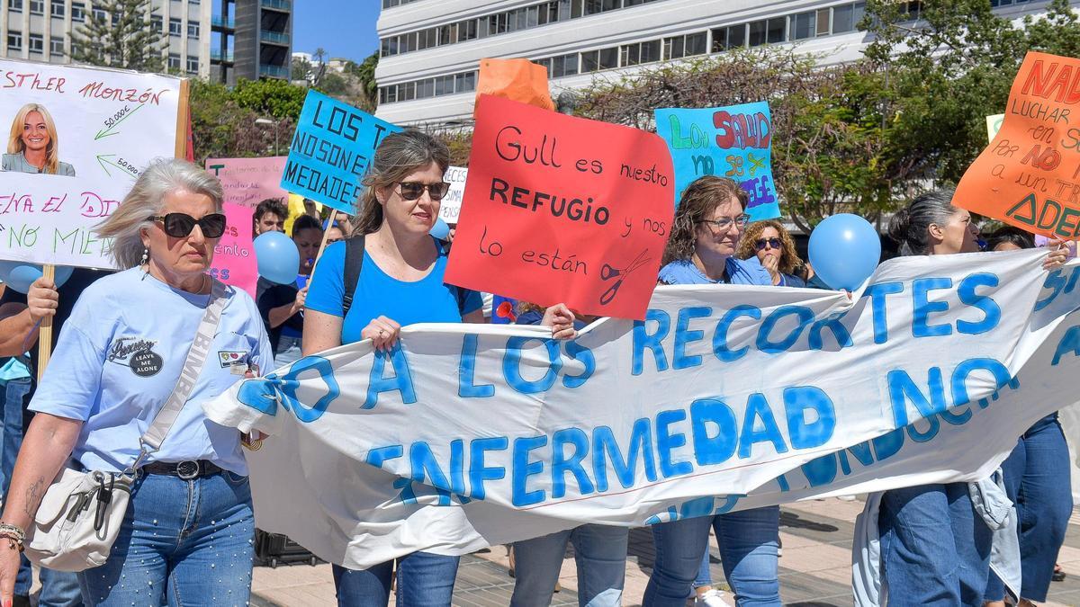 A la izquierda, la directora de la Asociación Gull-Lasègue, Julia Castellano, este lunes, junto con otros manifestantes.