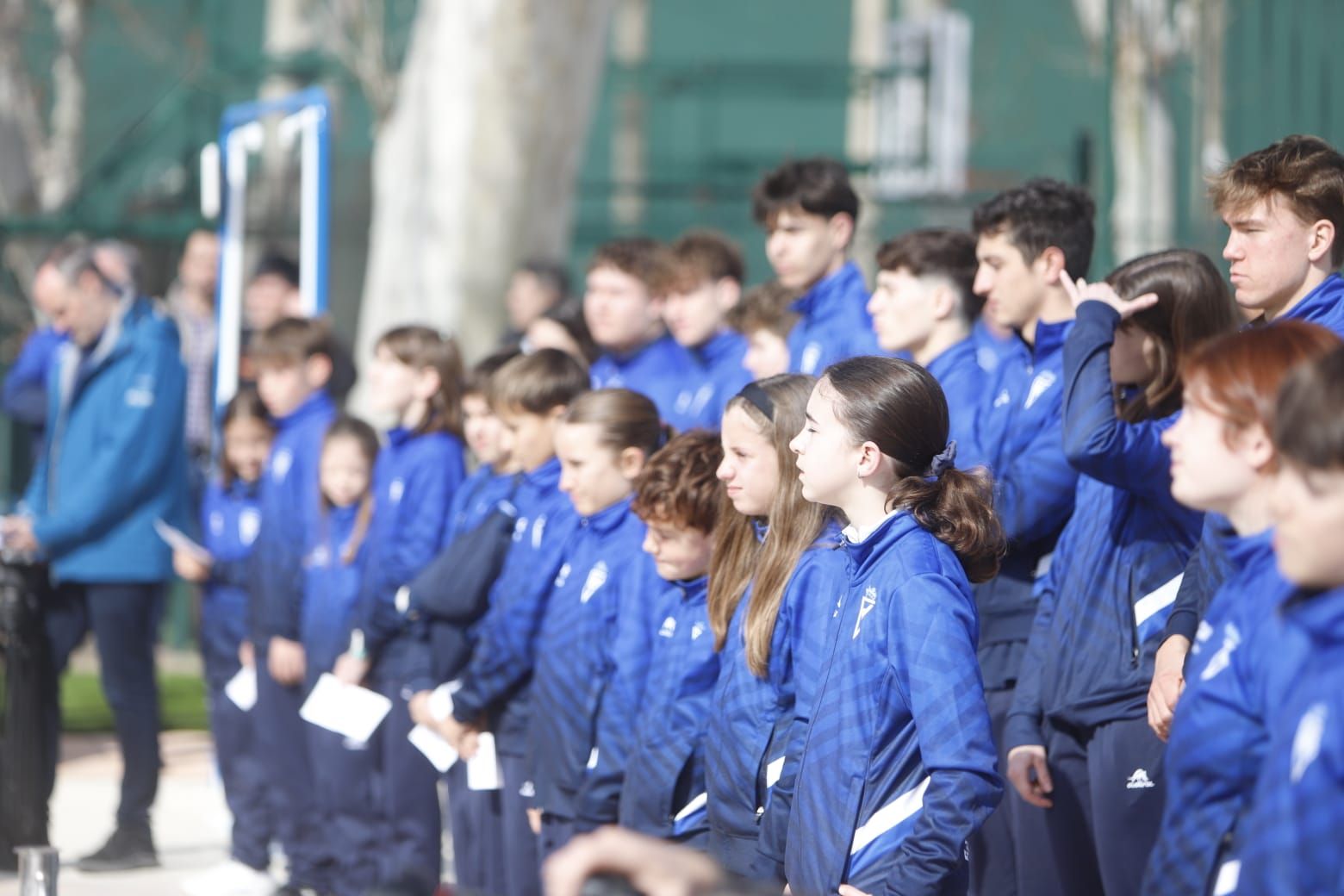 En imágenes | La bandera olímpica ya preside desde las alturas en las instalaciones del CN Helios