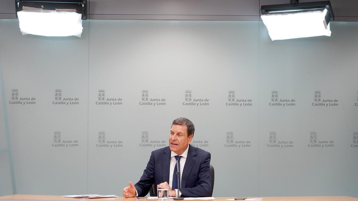 El consejero de Economía y Hacienda y portavoz, Carlos Fernández Carriedo, comparece en rueda de prensa posterior al Consejo de Gobierno.