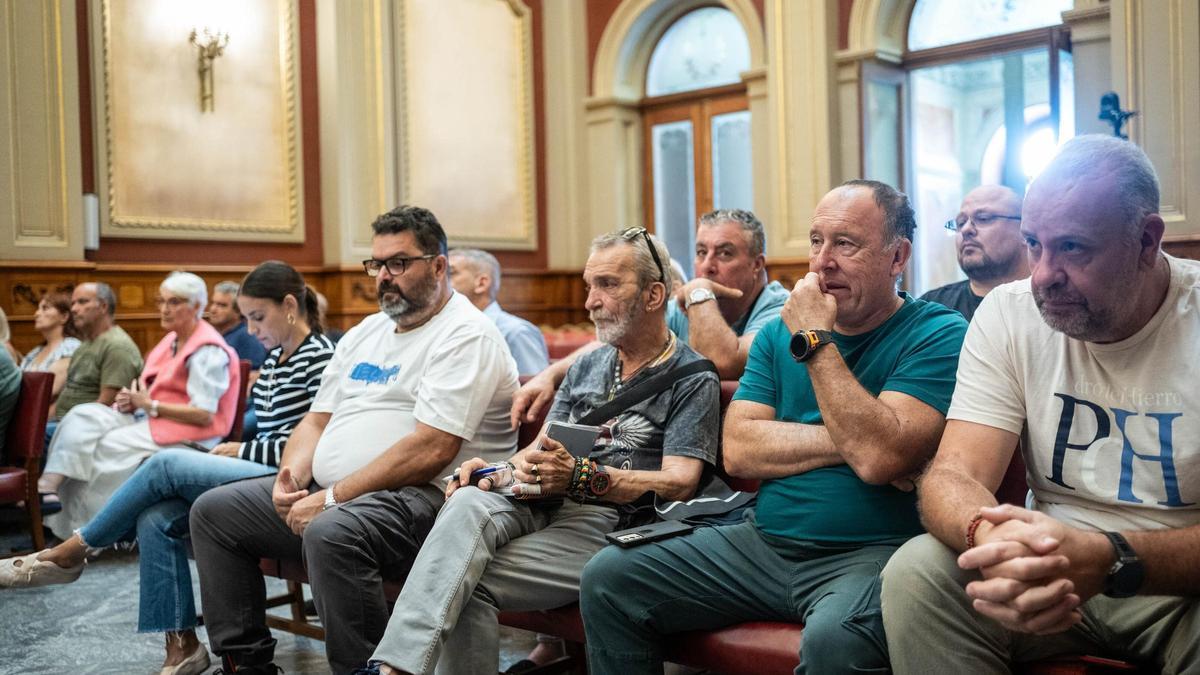 Trabajadores del servicio municipal de limpieza en el pleno de Santa Cruz.