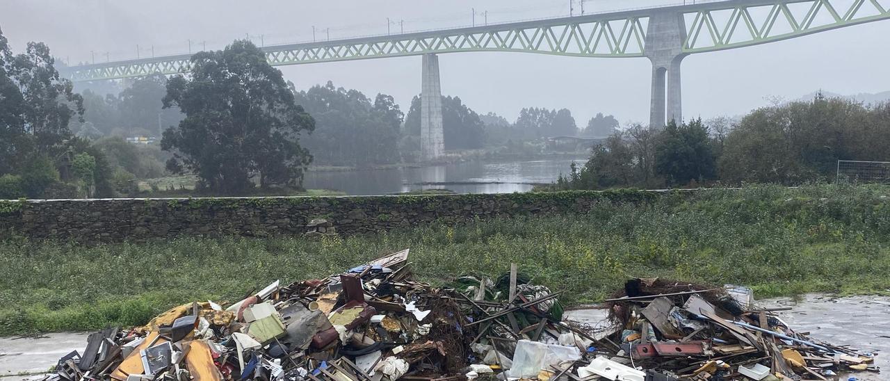 La zona degradada que se quiere recuperar, a orillas del río Ulla.