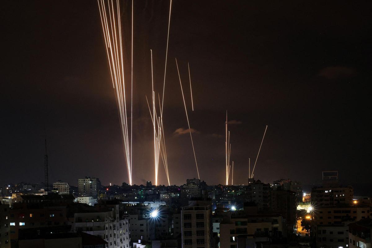 Militantes palestinos disparan una andanada de cohetes desde la ciudad de Gaza hacia Israel