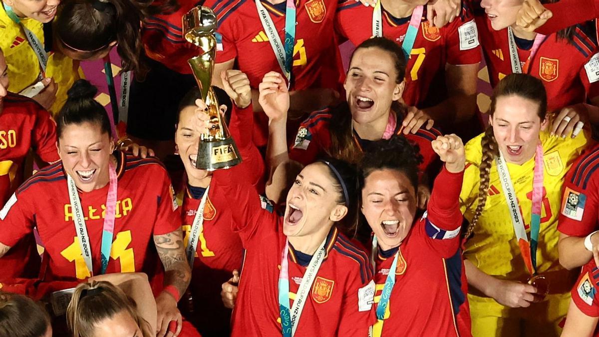 España levanta la Copa del Mundo