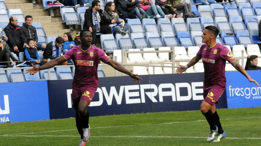 Moussa celebra con Hugo Rodríguez el segundo tanto del partido.