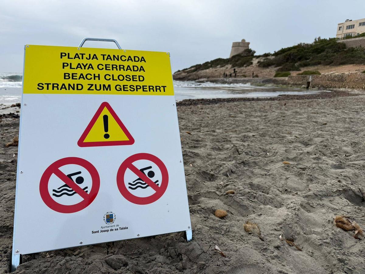 Todas las imágenes de los restos del yate hundido y el cierrer de la playa más cercana a sa Sal Rossa