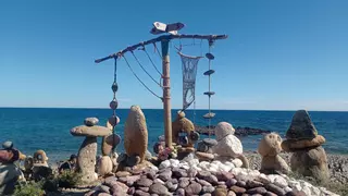 Almería tiene el único ‘templo hippie’ de Andalucía en una de sus calas más escondidas: fue construido piedra a piedra por un vecino jubilado