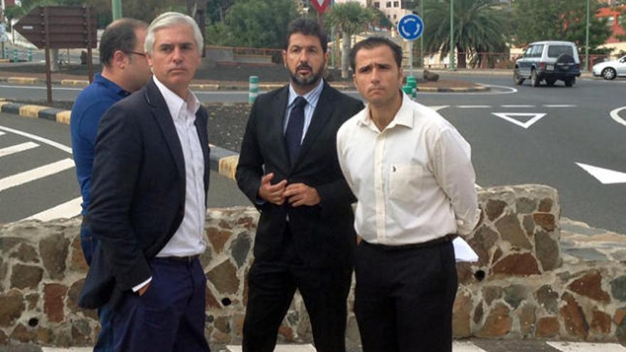 Carlos Sánchez, Christian Santana y Ángel Sabroso, ayer, en la rotonda de la Casa del Gallo. | acfi press