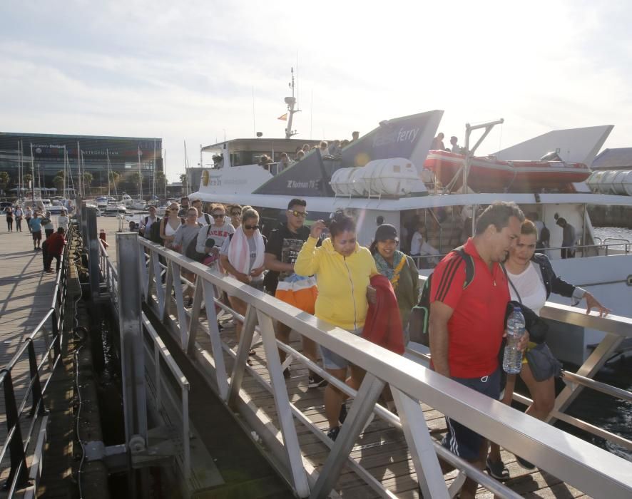 Viajeros embarcan con destino Cíes // Alba Villar