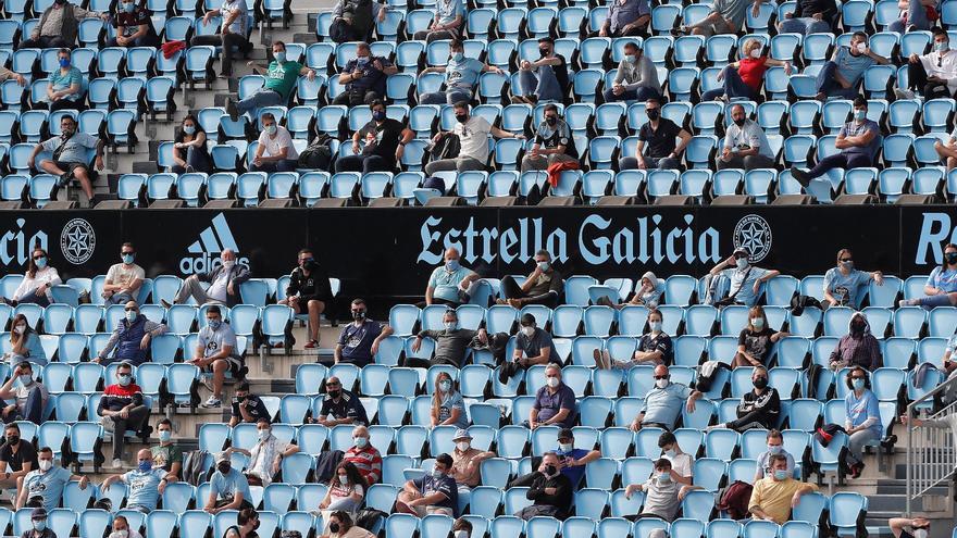 Colas en Balaídos en el regreso del público con el Celta B