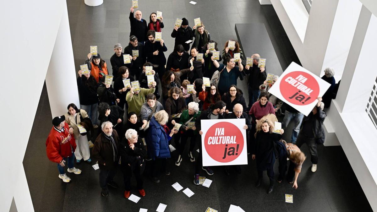 Los propietarios de las galerías de arte de Barcelona se encierran en el interior del Macba como acto de protesta reivindicando un menor IVA para la cultura
