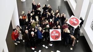 Los propietarios de las galerías de arte de Barcelona se encierran en el interior del Macba como acto de protesta reivindicando un menor IVA para la cultura