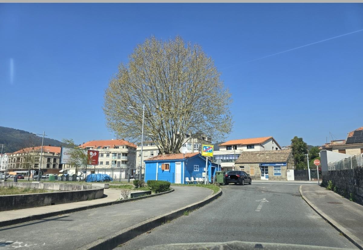 Caseta azul de A Xunqueira, en terreno privado, que antes era kiosco.