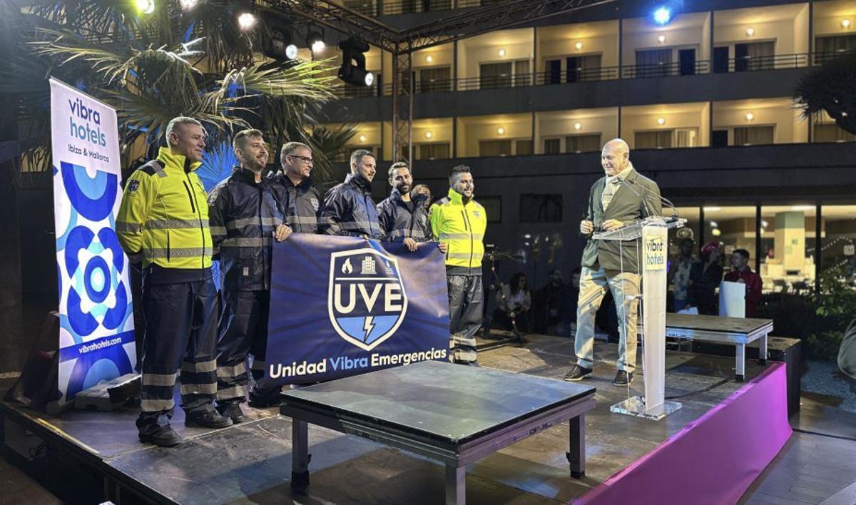 Los miembros de la nueva Unidad Vibra de Emergencias junto a Doménech.