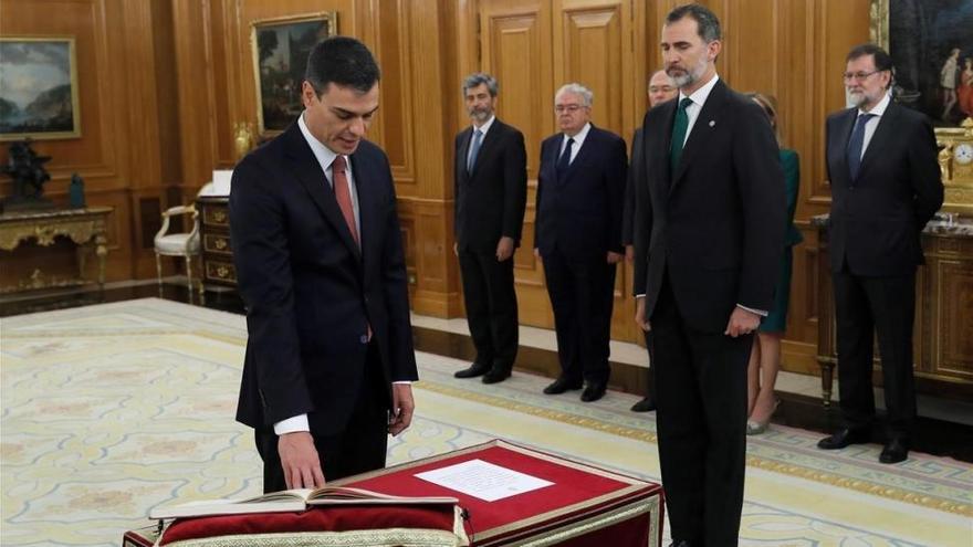 Sánchez promete el cargo sin símbolos religiosos