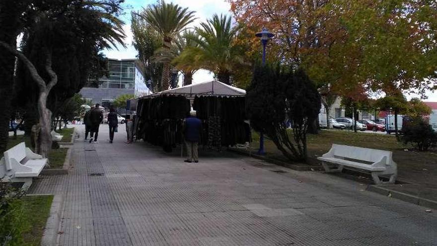 Apenas quedan comerciantes en la alameda de O Sinal. // G.Núñez