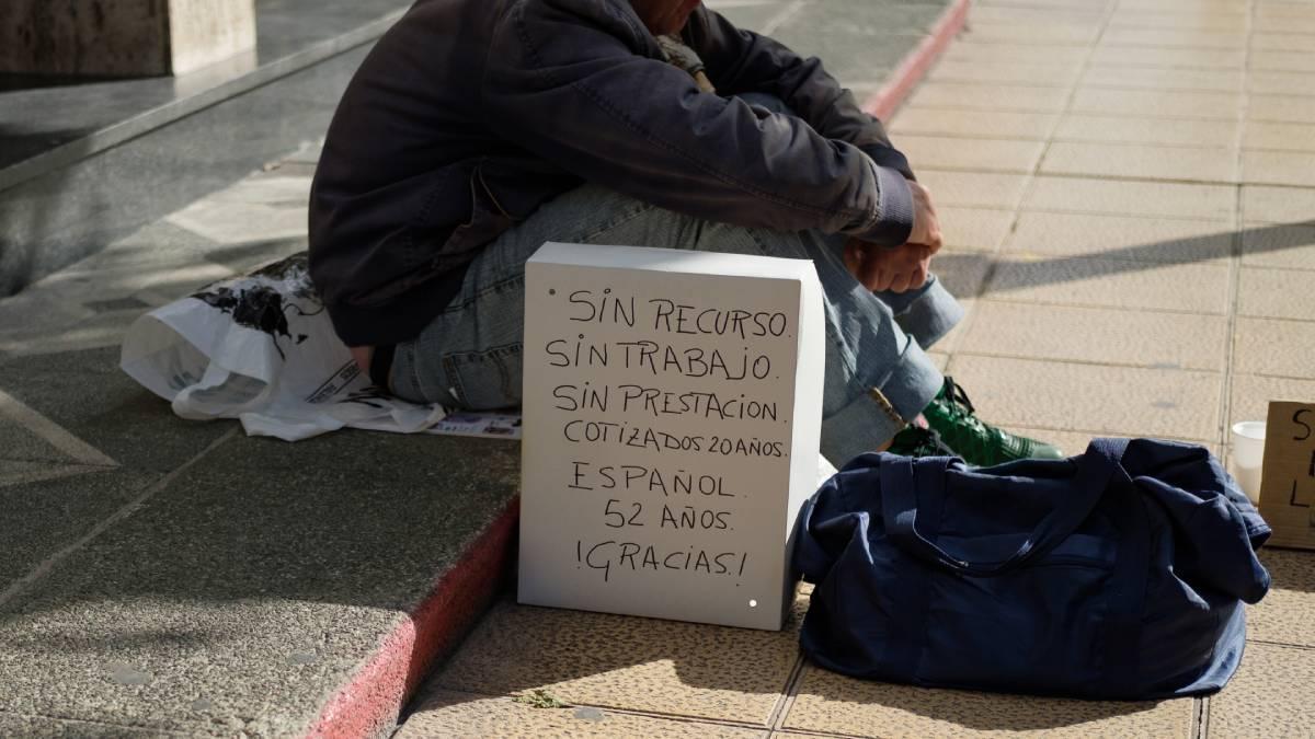 El programa está específicamente dirigido a personas en situación de calle o que residen en albergues para personas sin hogar.