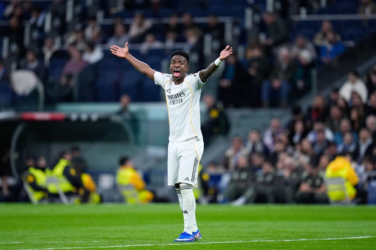 Vinicius Júnior protesta durante el partido entre el Real Madrid y el Levante en el Bernabéu