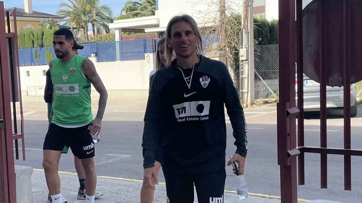 El entrenador del Elche CF a su llegada al entrenamiento previo a recibir al FC Barcelona