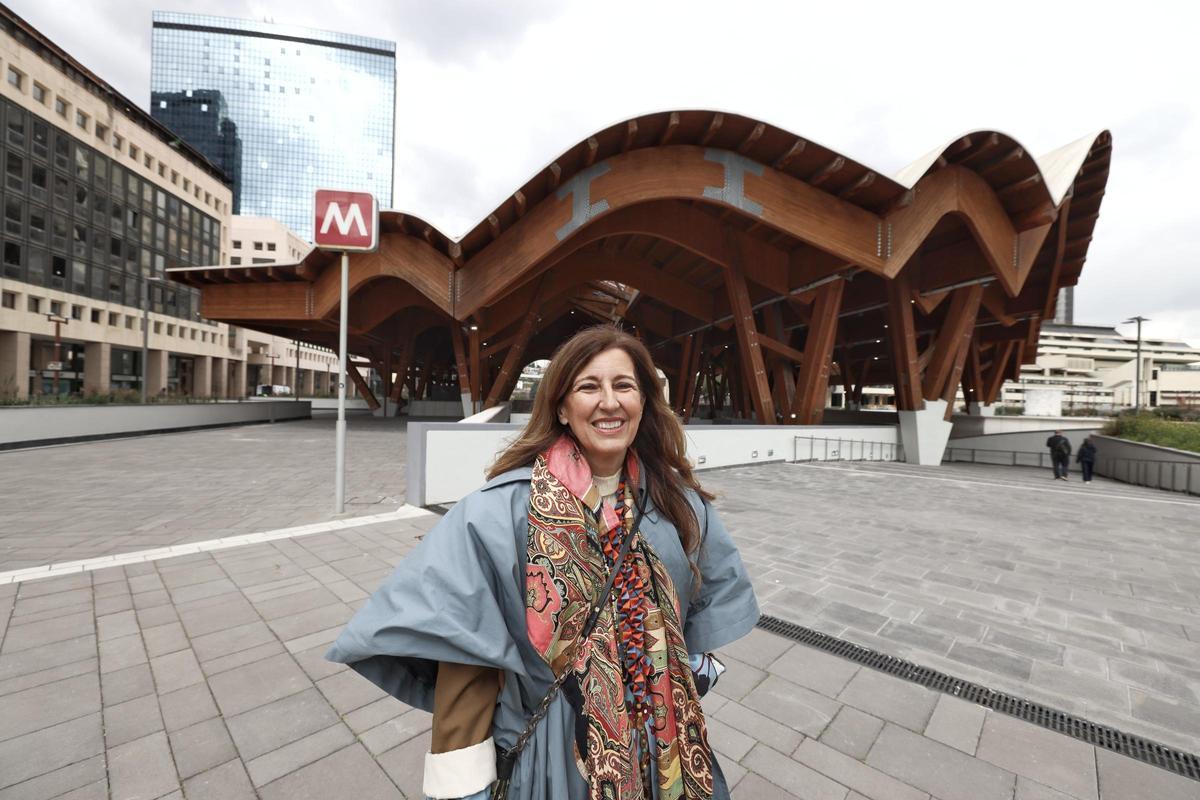 La rquitecta Benedetta Tagliabue en la nueva estación Centro Direzionale de Nápoles.