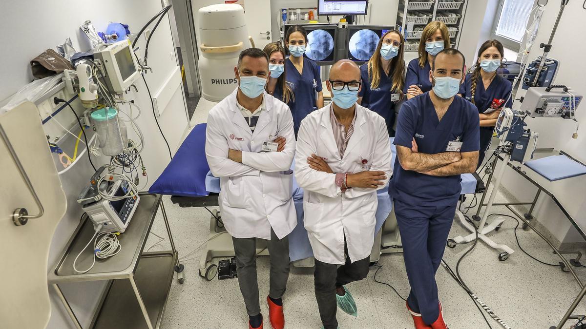 El jefe de Cardiología, Carlos de Diego, el gerente, Rafael Carrasco, y el cardiólogo Luis González, con el equipo de Arritmias y de Cardiología del Hospital del Vinalopó.