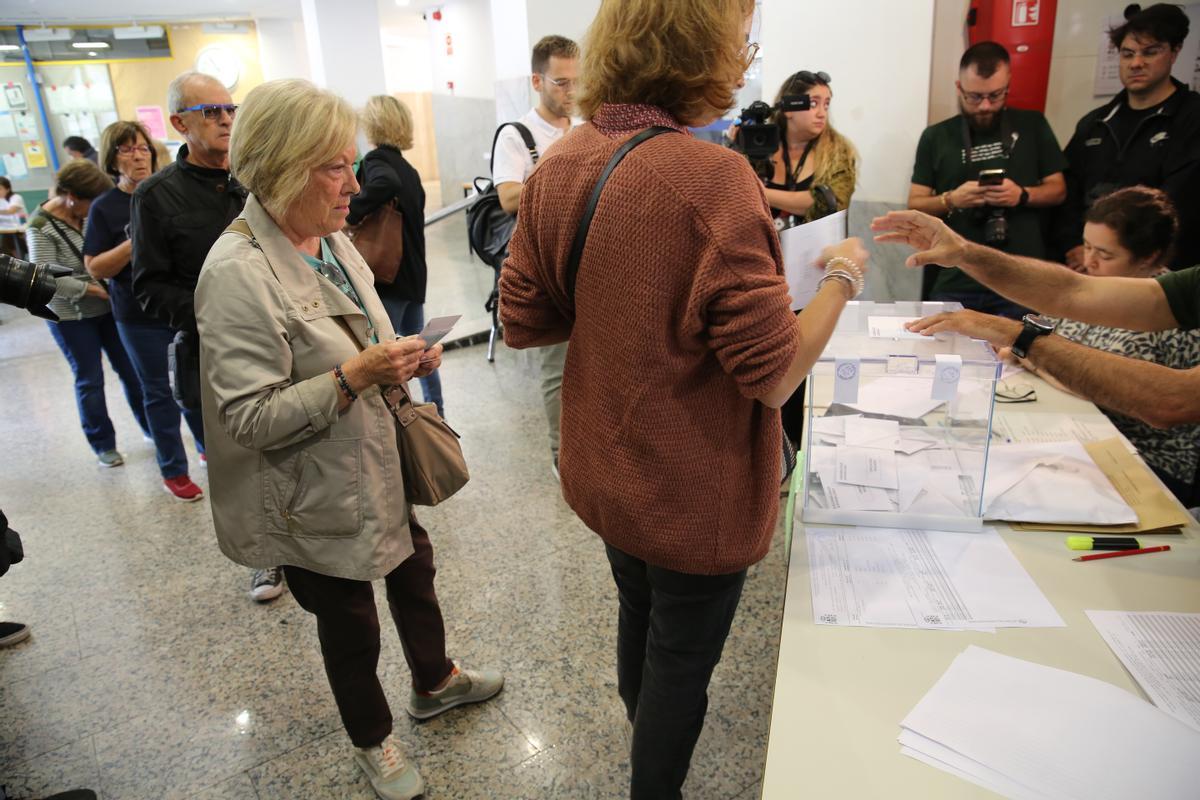 Ambiente durante la jornada de votación en les Escoles Pies de Balmes, en Barcelona