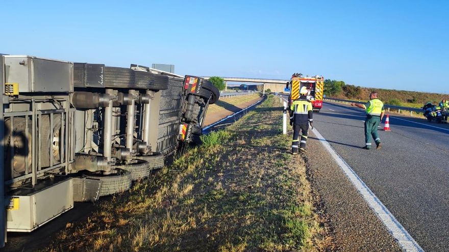El camión volcado a la llegada de los bomberos del Consorcio de la Diputación.
