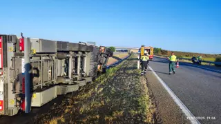 Aparatoso vuelco de un camión en la A-66: el conductor queda atrapado en la cabina