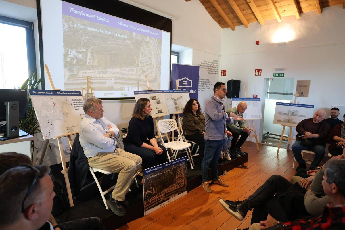 La reunión de los vecinos de sa Real con el alcalde de Ibiza, Rafael Triguero, por el proyecto del aparcamiento