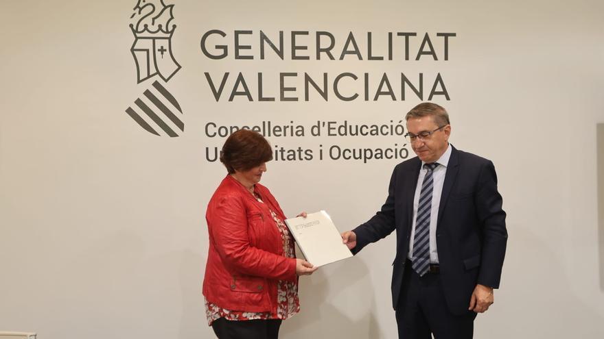 Rovira y la AVL sellan un nuevo valenciano administrativo &quot;más cercano a la calle&quot;