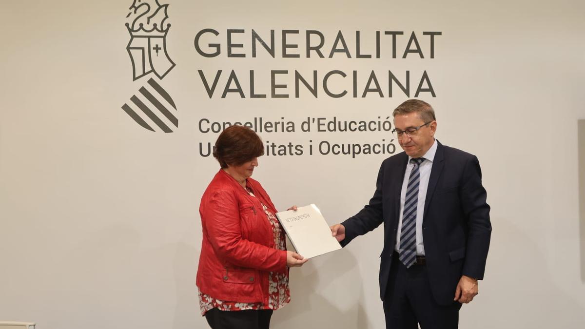 Rovira y la AVL sellan un nuevo valenciano administrativo "más cercano a la calle"