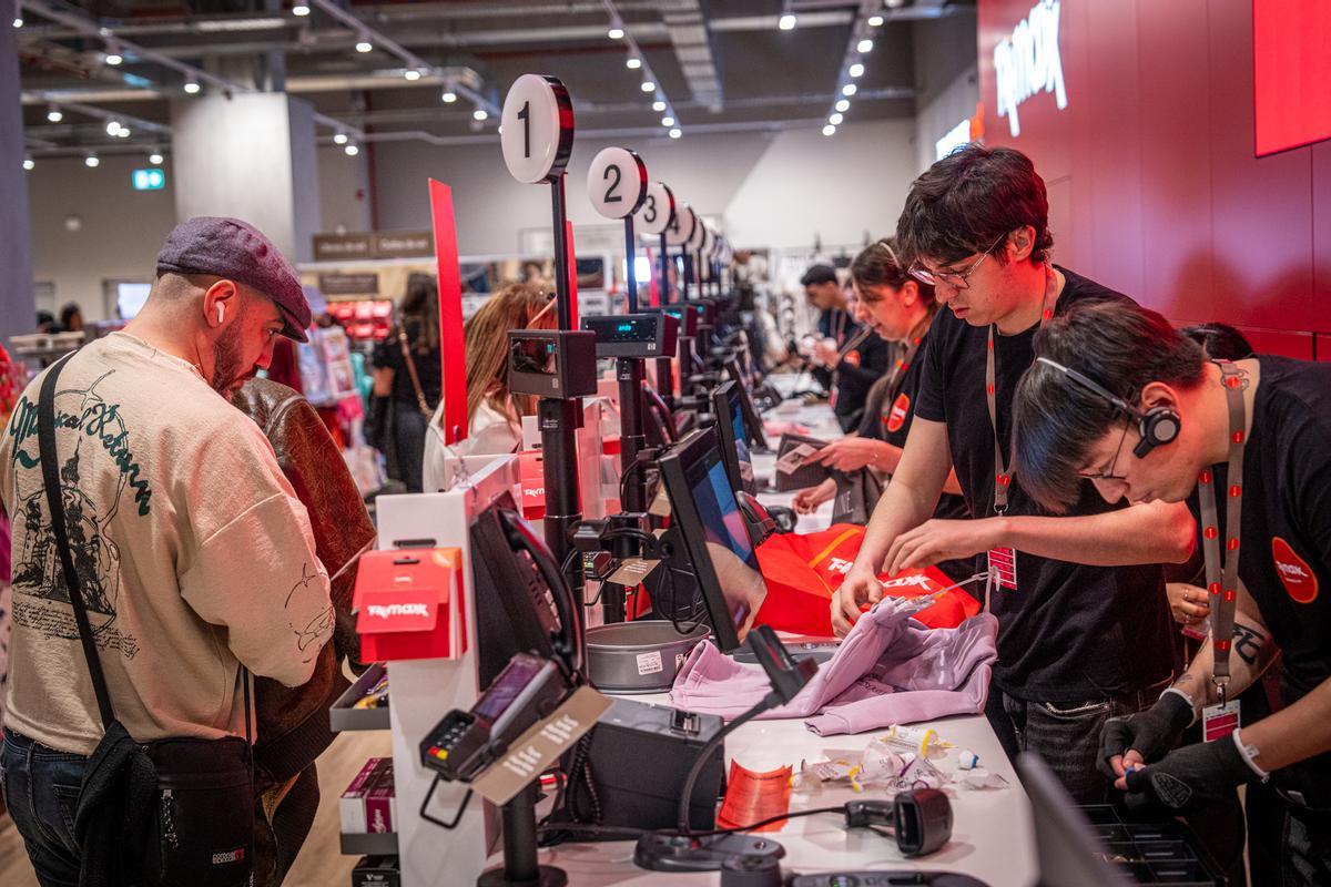 Furor y ofertas en el estreno de la primera tienda en Barcelona del outlet de grandes marcas TK-Maxx