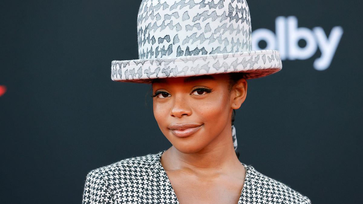 Primer plano de la actriz Marsai Martin con sombrero de Nina Ricci en la premiere de 'Cruella'