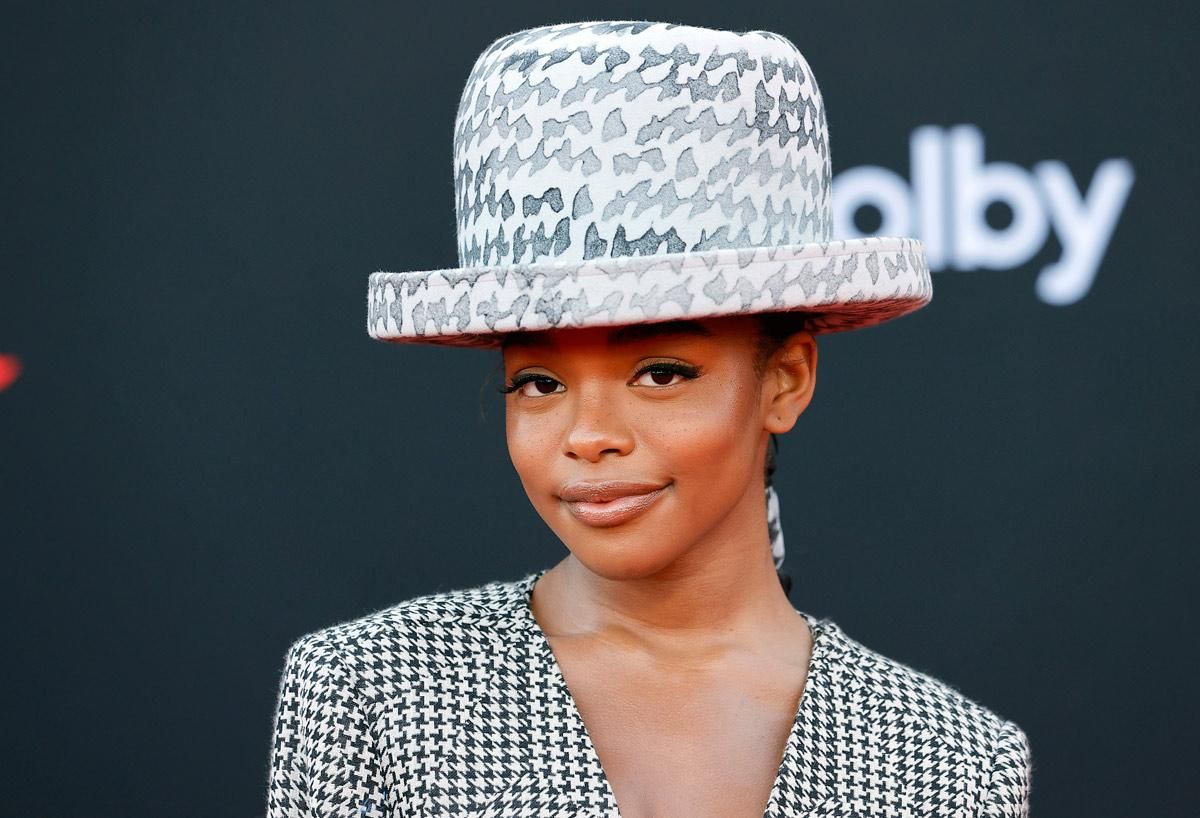 Primer plano de la actriz Marsai Martin con sombrero de Nina Ricci en la premiere de 'Cruella'