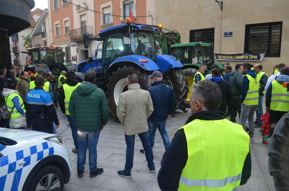 GALERÍA | La concentración de agricultores y ganaderos ante los juzgados de Benavente, en imágenes