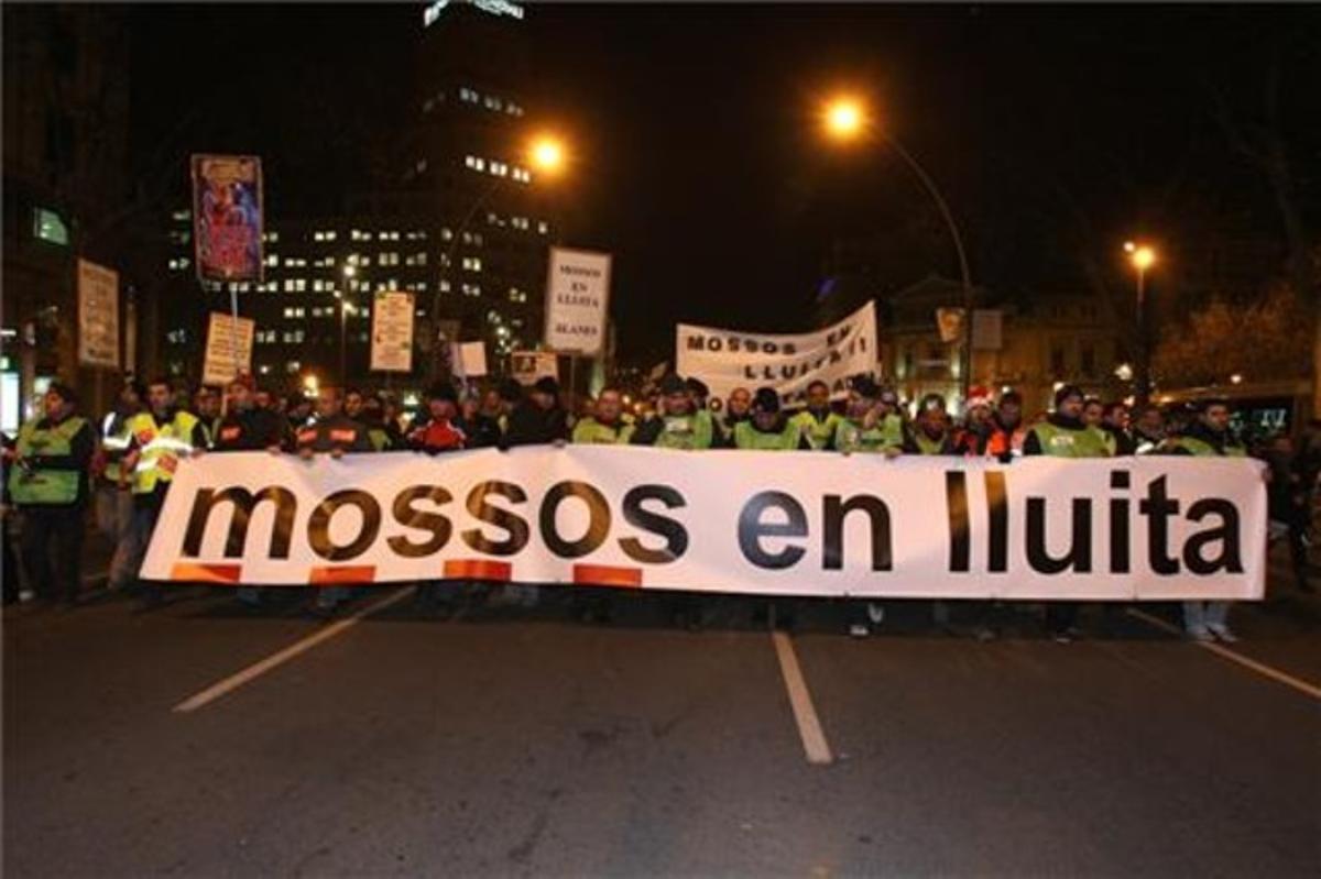La pancarta del cap de la manifestació de mossos. La pancarta del cap de la manifestació de mossos.