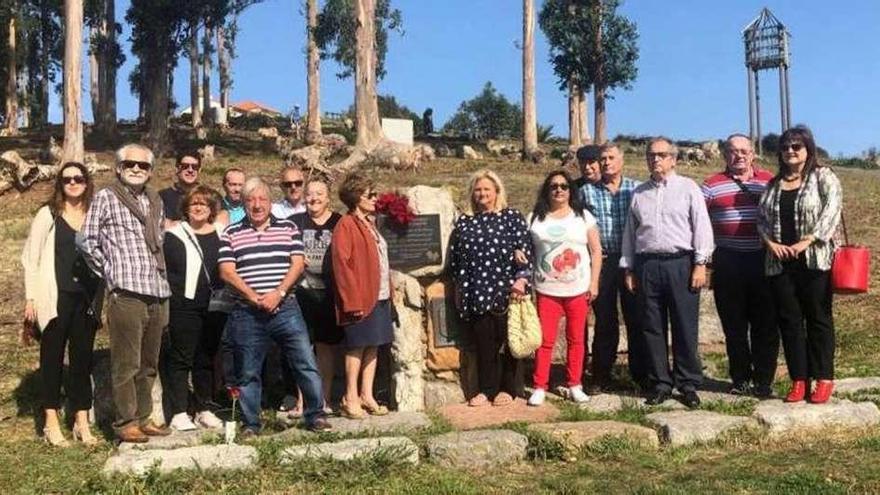 Candás honra la memoria de &quot;Les Candases&quot; con flores y poesía