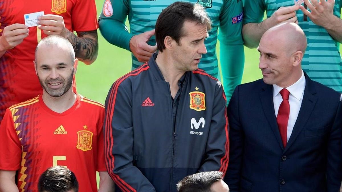 Andrés Iniesta, Julen Lopetegui y Luis Rubiales, en la foto oficial de la selección española de fútbol.