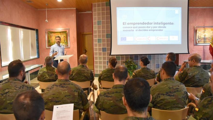 Taller de emprendimiento en la base de Cerro Muriano